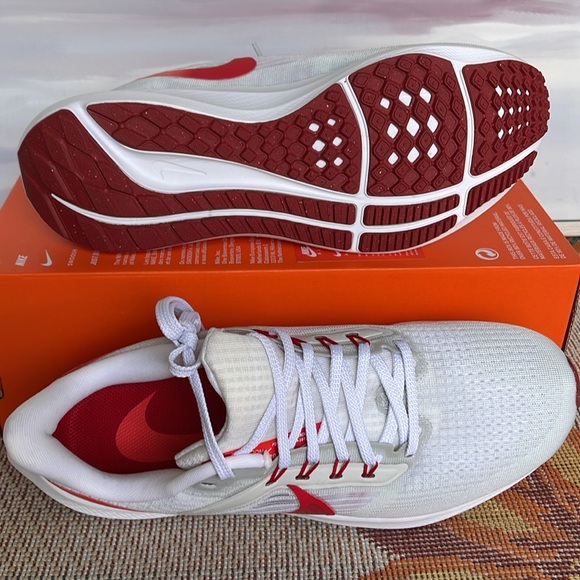 Nike WMNS Pegasus 39
White/Photon Dust/Brght
Crimson/University Red
Road Running - Picture 4 of 16